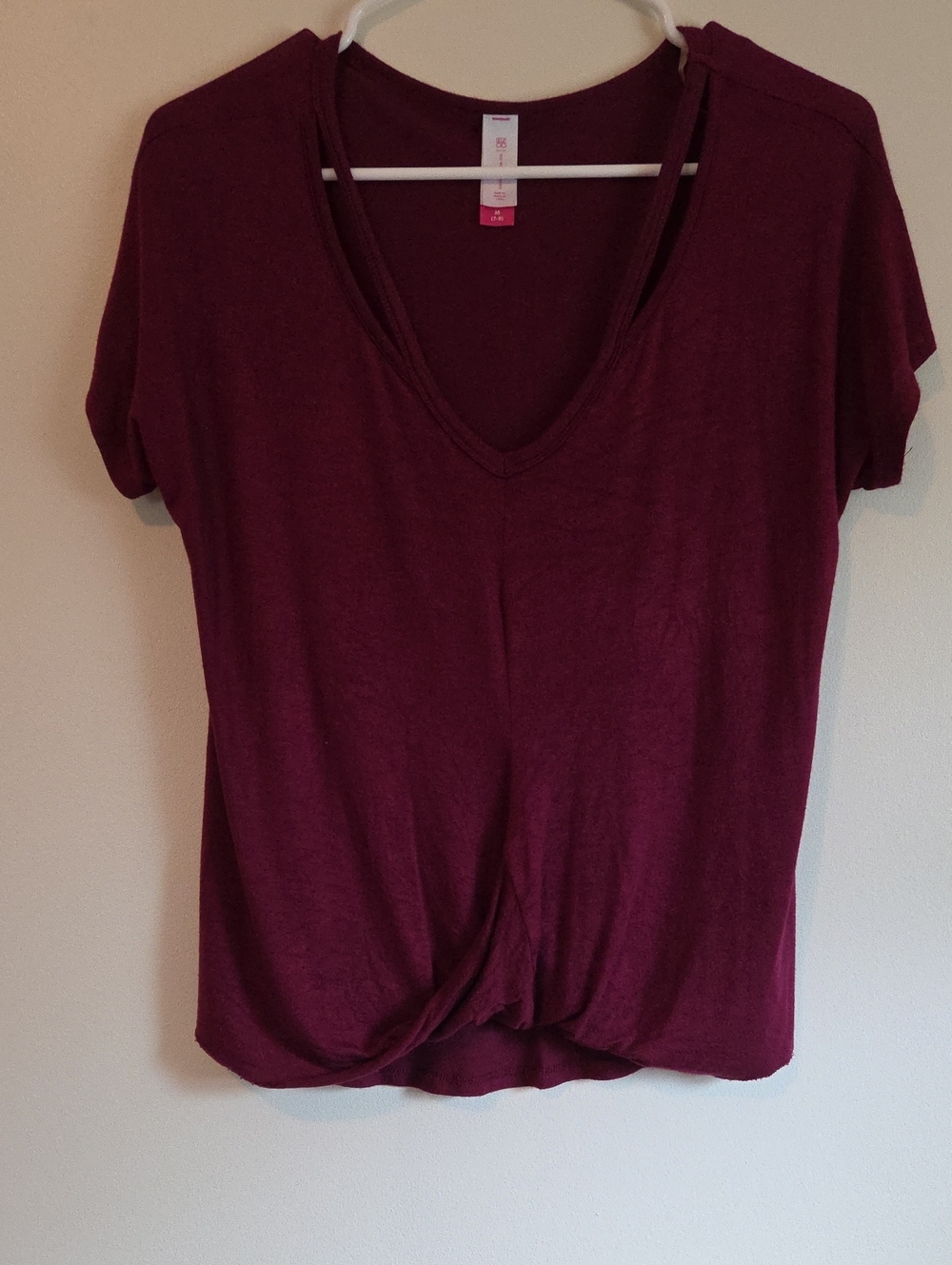 No Boundaries Women's Twist-Front V-Neck Short Sleeve Top - Burgundy